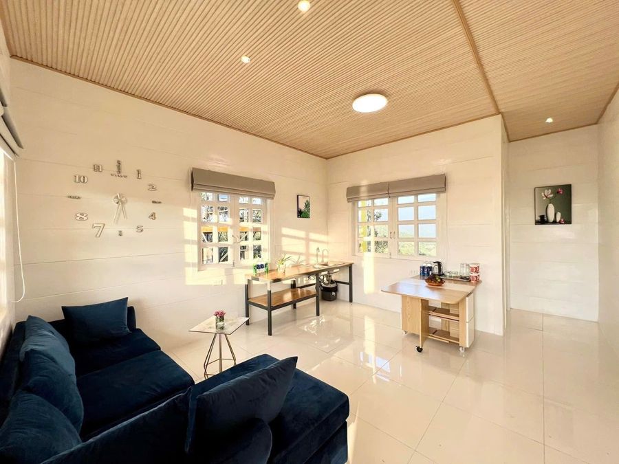 Phòng khách sáng sủa với sofa và bàn làm việc nhỏ